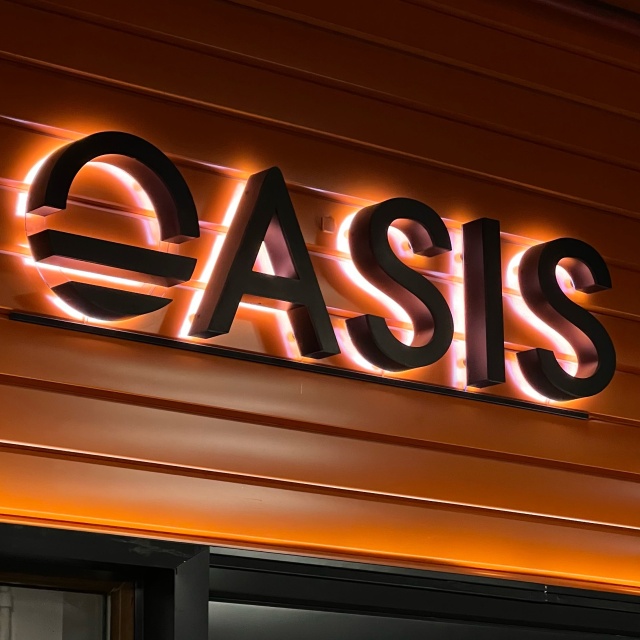 Вывеска Oasis на фасаде автомойки